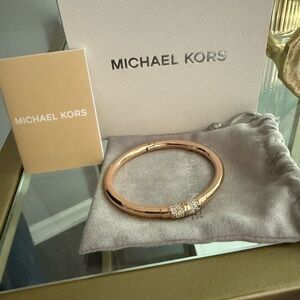 Michael Kors (PARK AVE PAVE bracelet for woman) Rosy Gold